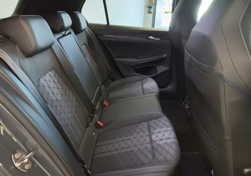 Vue intérieure côté gauche des sièges arrière en tissu et cuir noir de la Volkswagen Golf 1.5 eTSI R-Line Gris Dauphin 2025.