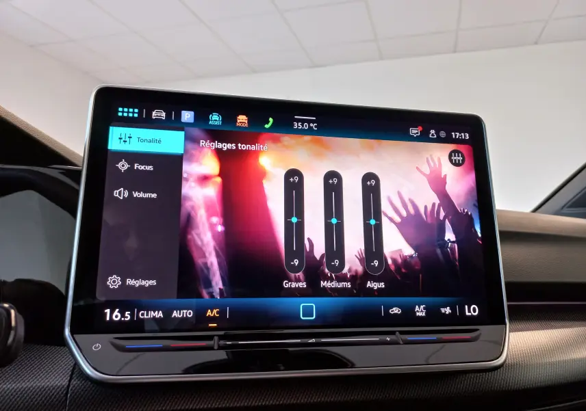Écran tactile du système d'infodivertissement de la Volkswagen Golf 1.5 eTSI 150 DSG7 R-Line Edition, affichant les réglages audio.
