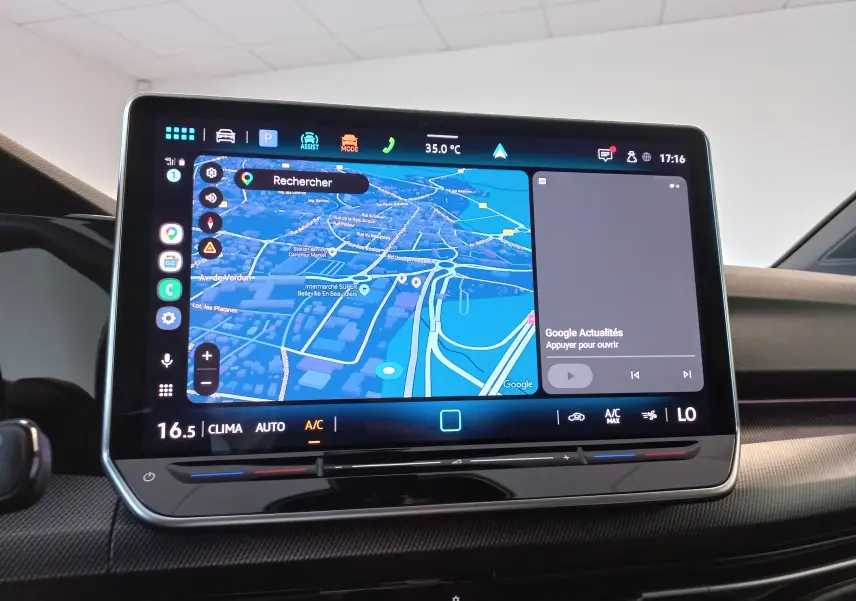 Écran tactile central du Volkswagen Golf 1.5 eTSI 2025 affichant la navigation avec carte 3D et commandes climatisation.