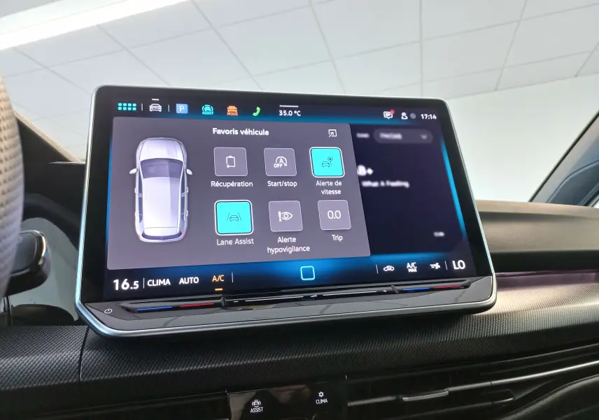 Écran tactile intérieur de la Volkswagen Golf 1.5 eTSI 150 DSG7 R-Line Edition affichant les aides à la conduite.