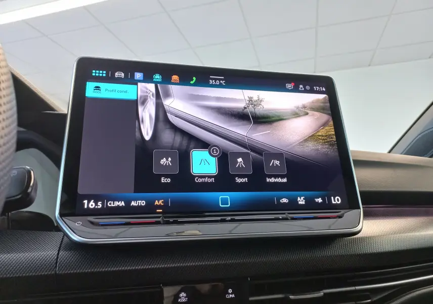 Écran tactile central du Volkswagen Golf 1.5 eTSI 2025 affichant les modes de conduite avec interface moderne.