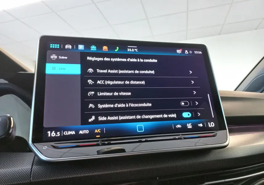 Écran tactile central affichant les réglages d’aide à la conduite dans une Volkswagen Golf Gris Dauphin 2025.