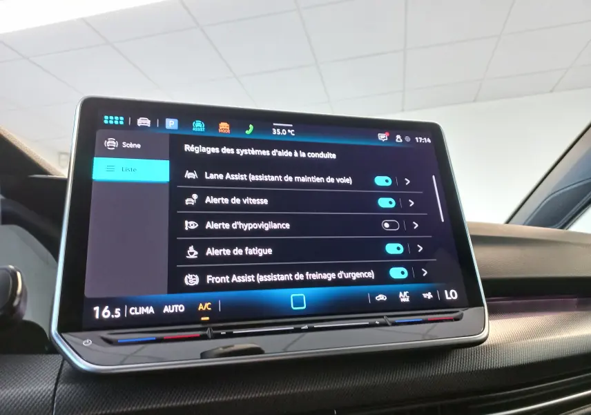 Écran tactile central de la Volkswagen Golf 1.5 eTSI R-Line affichant les réglages des aides à la conduite.