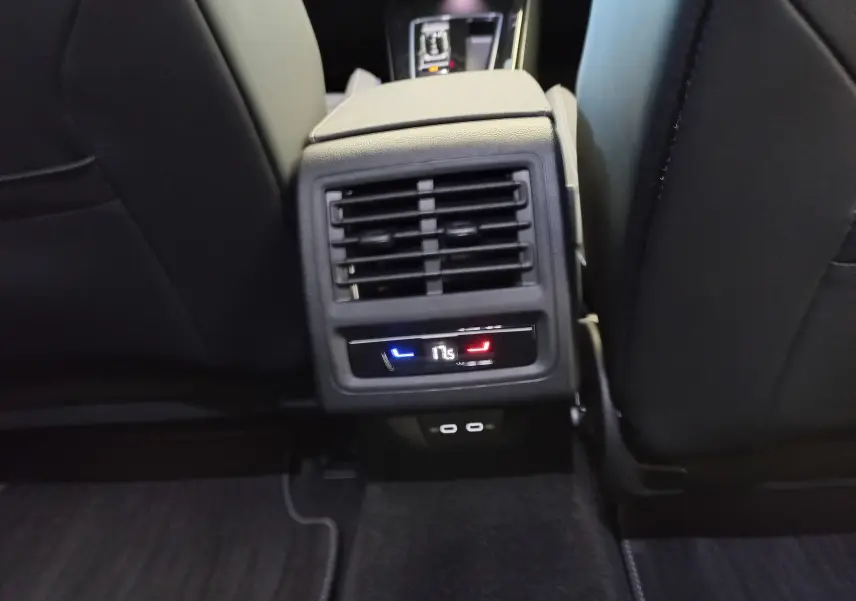 Vue rapprochée de la console arrière avec aérateurs et réglage de la température à 17,5°C dans une Volkswagen Golf Gris Dauphin.