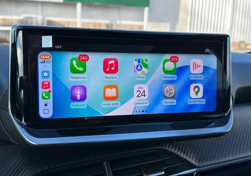 Écran tactile large du tableau de bord de la Peugeot 208 Hybrid 110 Allure, affichant les applications connectées.