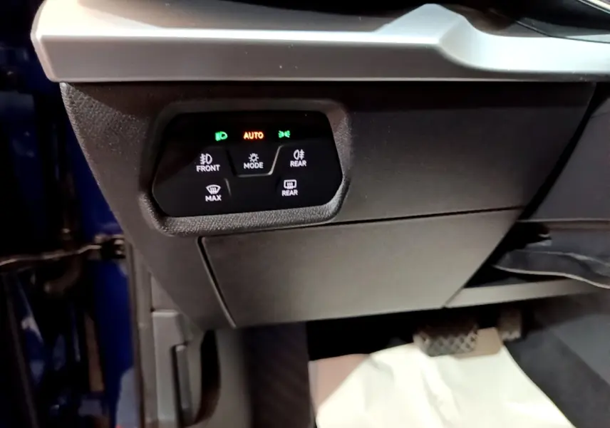 Détail du tableau de bord côté gauche avec commandes d’éclairage et de désembuage sur SEAT Leon bleu 2021.