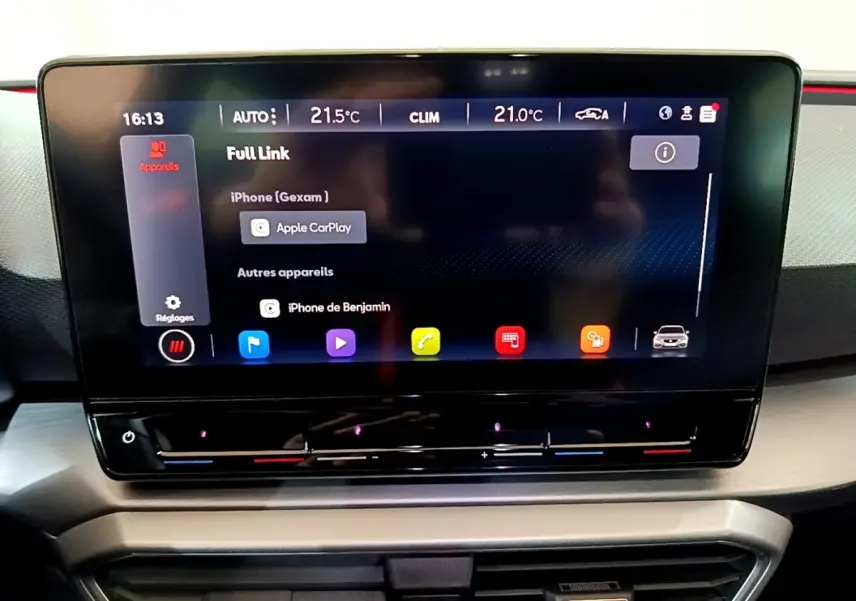 Écran tactile central du tableau de bord de la SEAT Leon 1.5 eTSI 150 DSG FR, affichage Apple CarPlay.