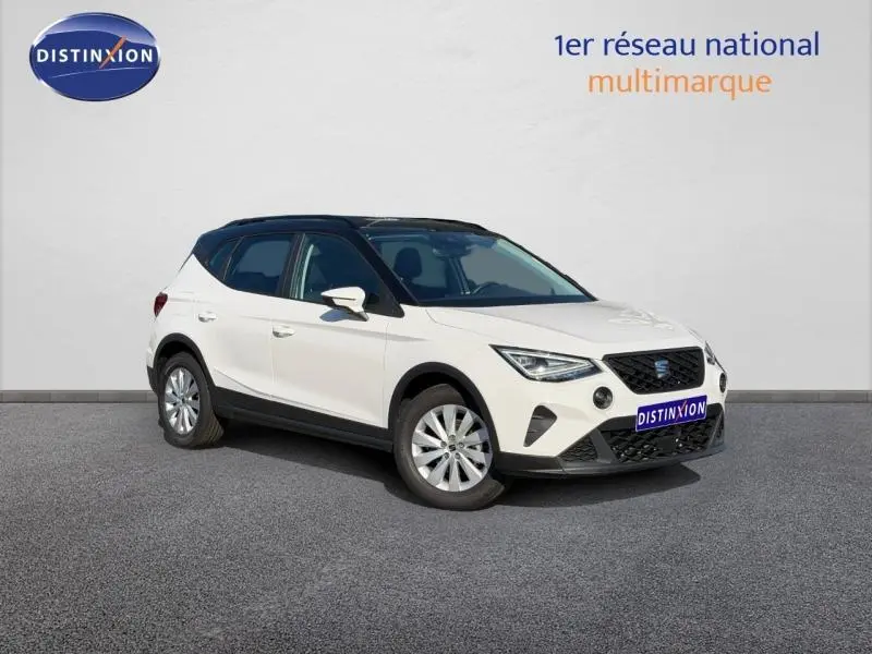 SEAT Arona blanc Candy avec toit noir Minuit, vue 3/4 avant droit sur fond neutre.