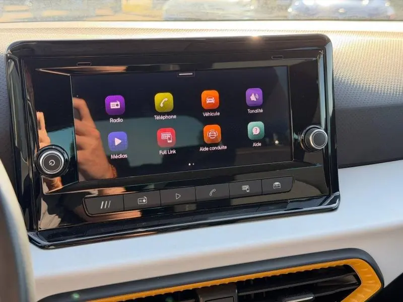 Écran tactile central de la SEAT Arona 2025 affichant les menus multimédia, vue de face en intérieur.