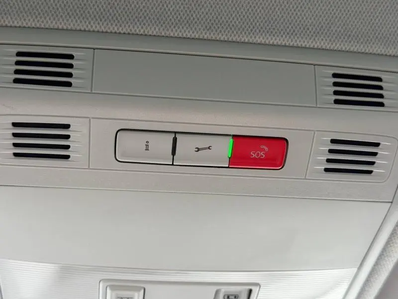Détail du plafonnier intérieur du SEAT Arona 2025 avec boutons d'assistance et SOS, finition gris clair.