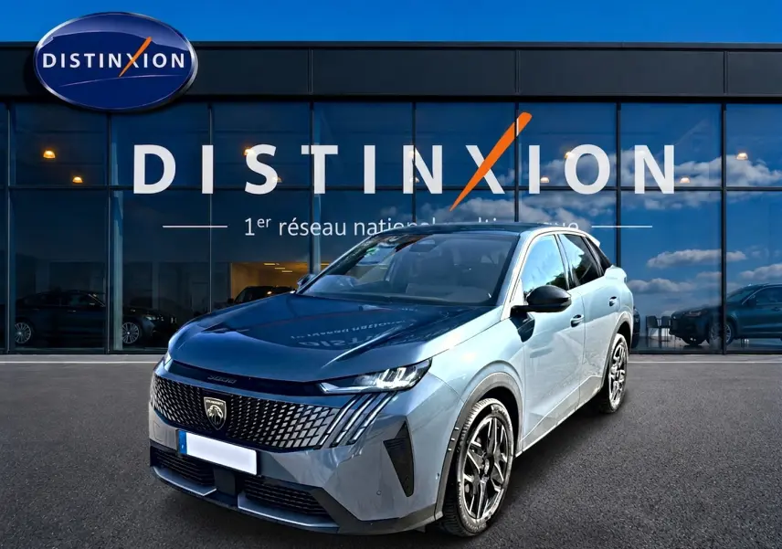 Peugeot 3008 bleu 3/4 avant droit, avec calandre distinctive et jantes alliage, devant vitrine Distinxion.