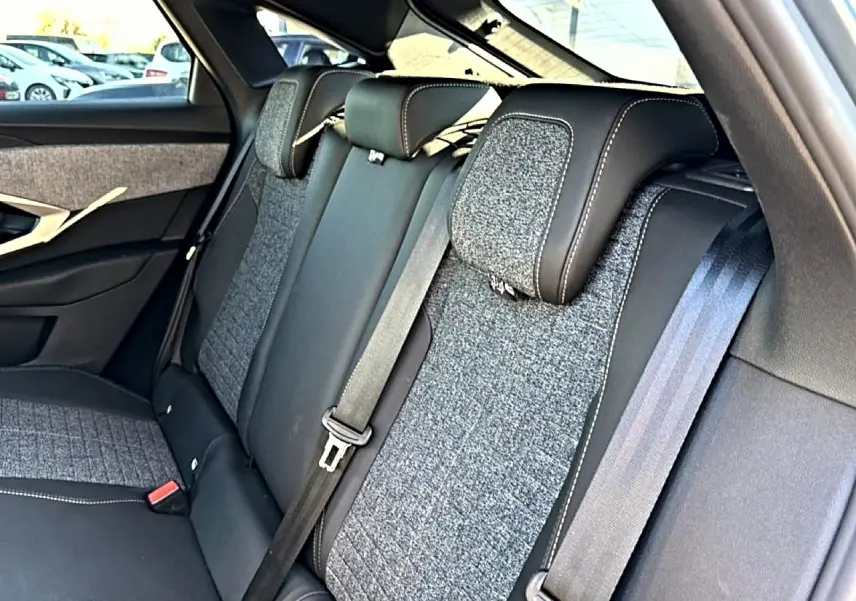 Vue latérale droite des sièges arrière gris et noirs du Peugeot 3008 1.2 hybrid 145 allure e-dcs6 2025.