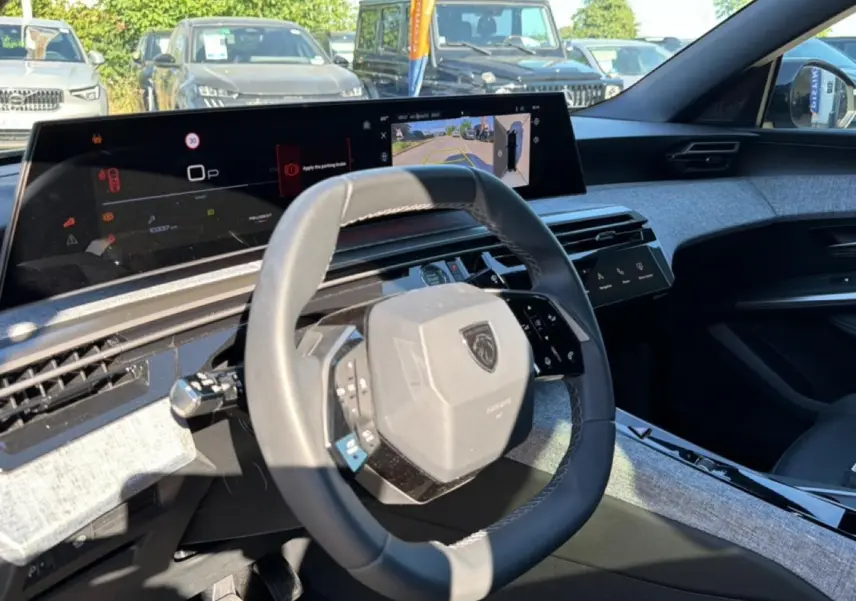 Vue intérieure du volant cuir et tableau de bord numérique du Peugeot 3008 1.2 hybrid 145 allure 2025.