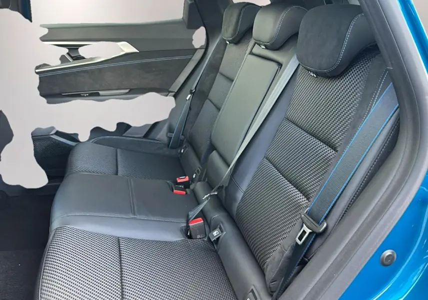 Vue côté droit des sièges arrière en tissu carbone alcantara noir avec surpiqûres bleues sur un Renault Austral bleu outremer.