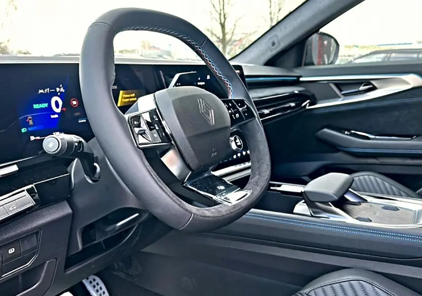 Intérieur Renault Austral 2026 vu côté conducteur, volant multifonction cuir et tableau de bord numérique.