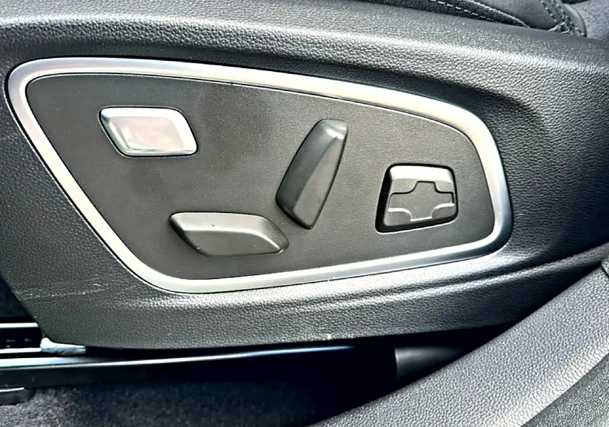 Détail des commandes de réglage électrique du siège conducteur noir dans le Renault Austral 2026.