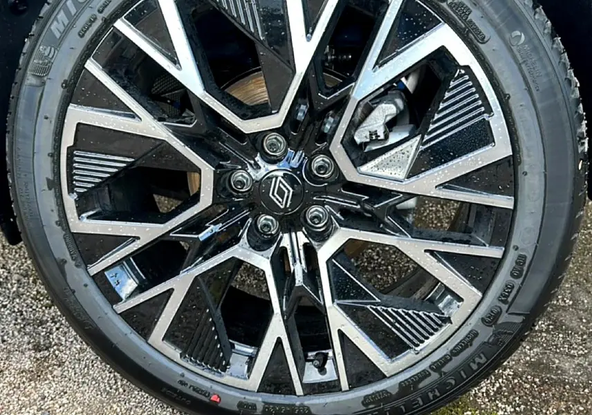 Gros plan sur la jante alu noire et argentée du Renault Austral 1.2 e-tech full hybrid 200 esprit alpine, pneu Michelin visible.