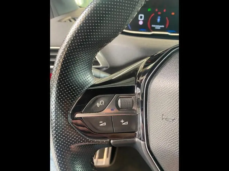 Gros plan sur les commandes du volant en cuir perforé du Peugeot 3008 rouge, version GT Line 2018.