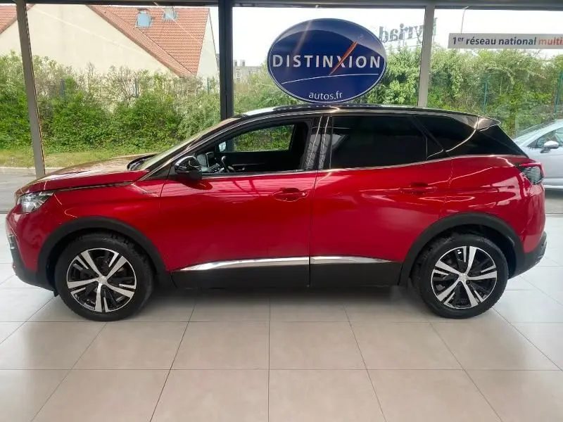 Profil côté gauche d'un Peugeot 3008 rouge 2018 GT Line avec toit noir et jantes alliage en concession.