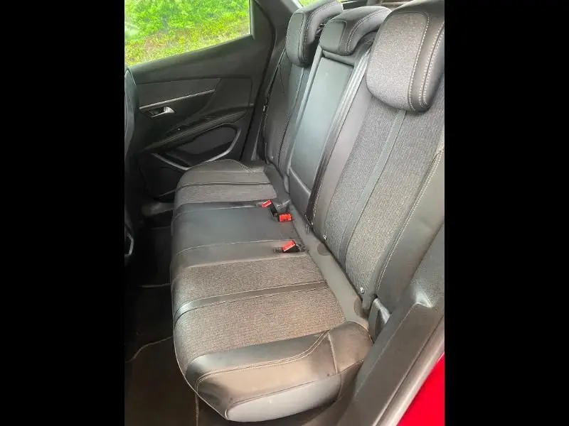 Vue intérieure côté gauche des sièges arrière gris et noirs du Peugeot 3008 rouge, version GT Line 2018.