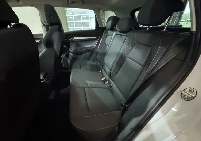 Vue intérieure côté droit des sièges arrière noirs avec surpiqûres du Skoda Karoq blanc 2021.