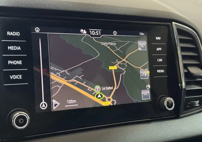 Écran tactile 8 pouces du système de navigation du Skoda Karoq blanc, vue rapprochée du tableau de bord central.