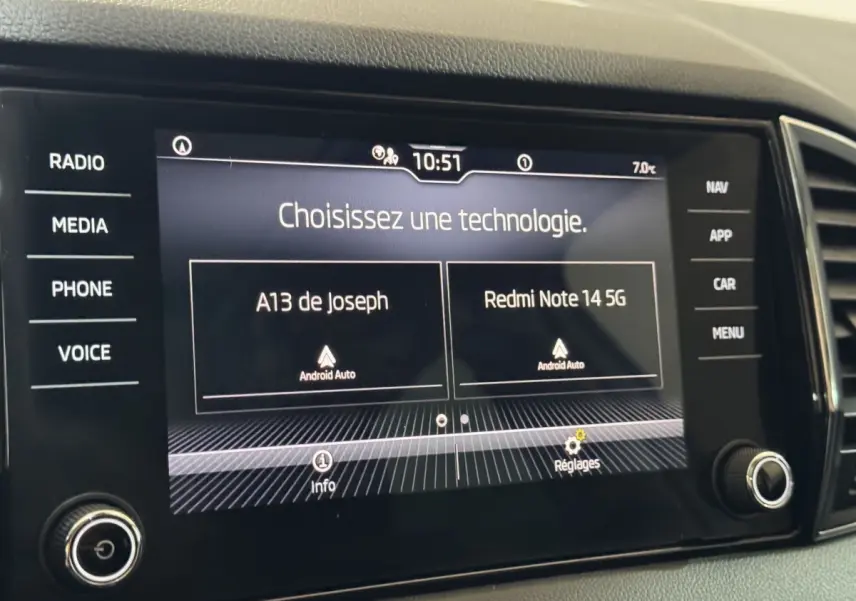 Écran tactile central du Skoda Karoq blanc 2021 affichant les options Android Auto en vue rapprochée intérieure.