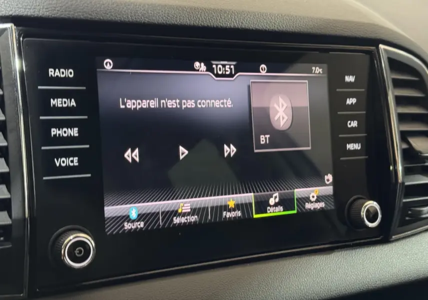 Écran tactile central du tableau de bord du Skoda Karoq blanc, affichant le menu Bluetooth non connecté.