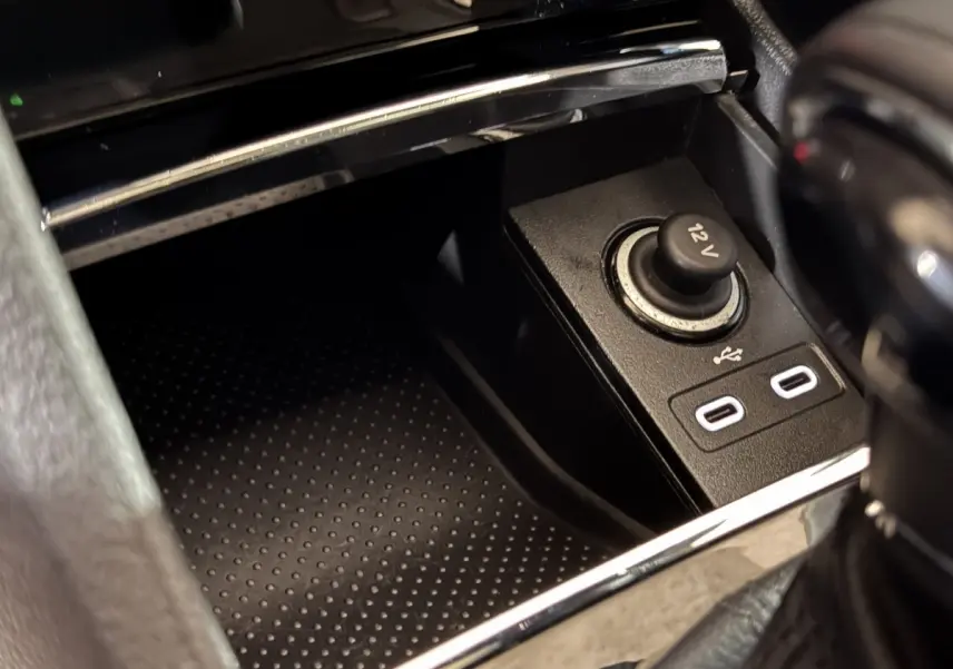 Prise 12V et deux ports USB situés dans la console centrale du Skoda Karoq blanc, version 2021.