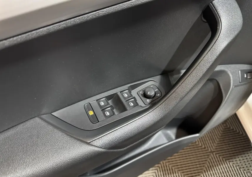 Commande des vitres et rétroviseurs sur la porte côté gauche d'un Skoda Karoq blanc, finition Business 2021.