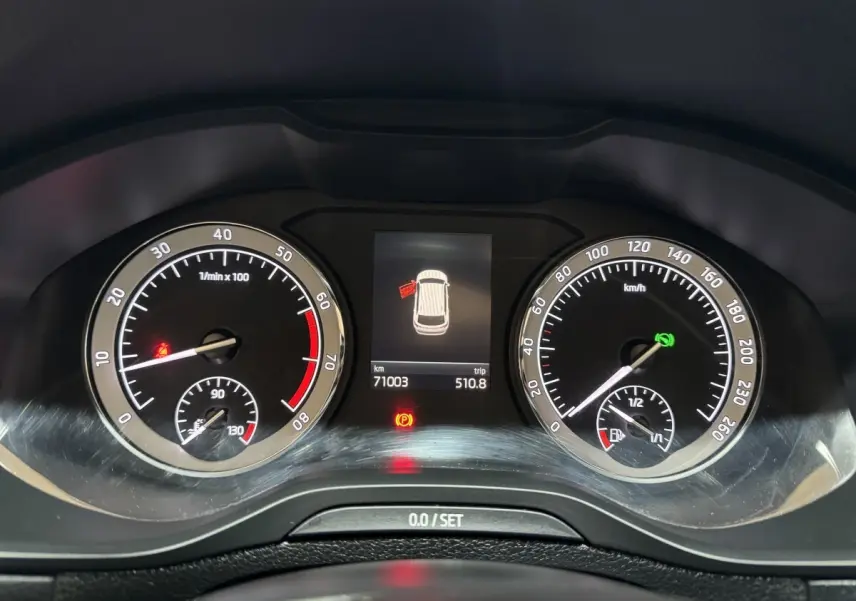 Vue de profil côté gauche d'un Skoda Karoq blanc 2021 avec jantes alliage et rails de toit noirs.