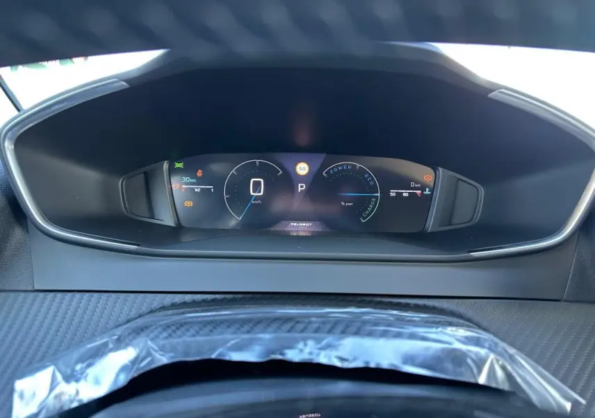 Vue rapprochée du cockpit numérique de la Peugeot 208 Hybrid 110 Allure, affichage digital clair et moderne.