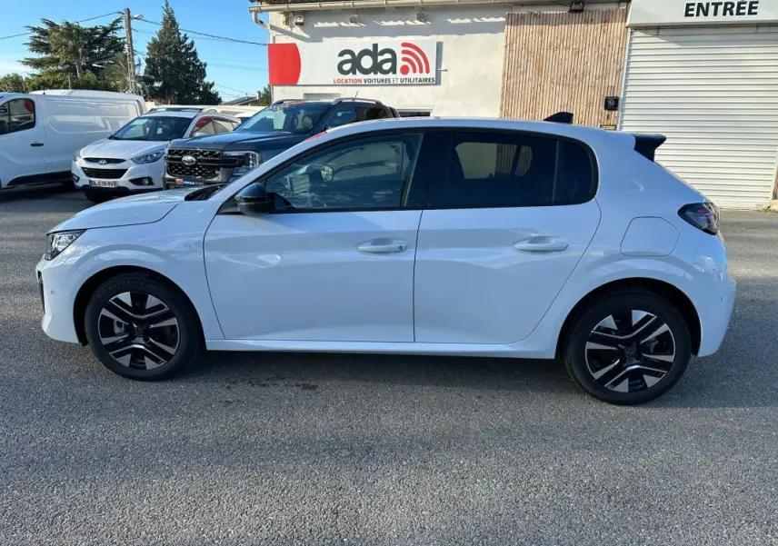 Vue de profil côté gauche d'une Peugeot 208 Hybrid 110 blanche avec jantes alliage noires et toit noir.