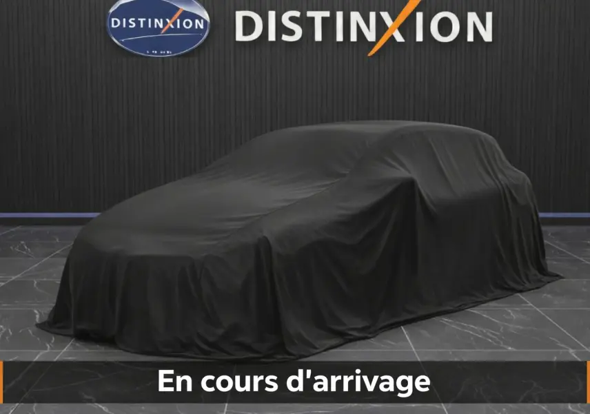 Véhicule couvert d'une housse noire en intérieur, forme d'un SUV compact visible sous la toile.