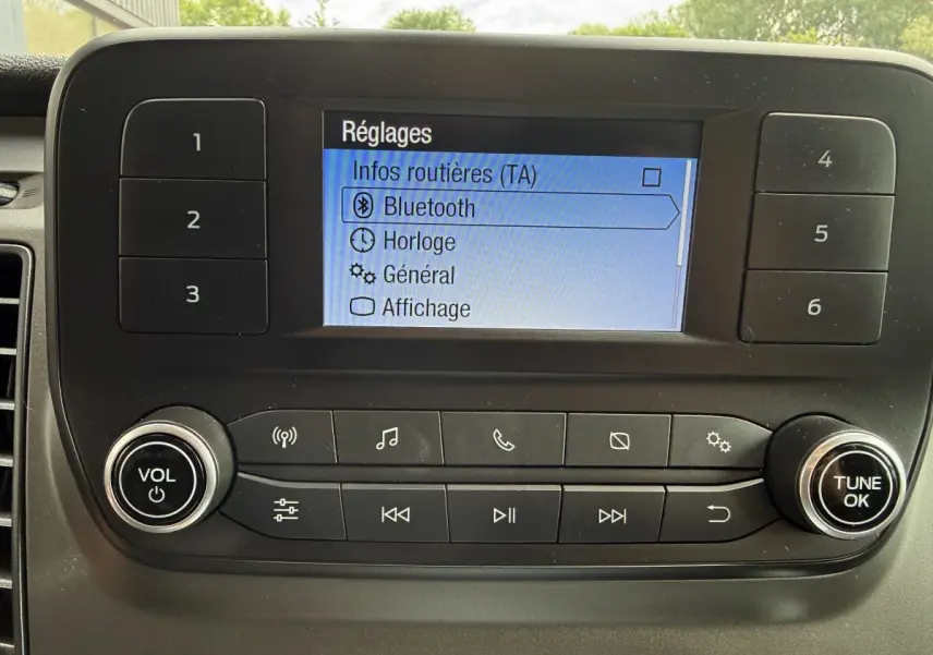 Écran central du Ford Transit Fourgon 2024 montrant le menu Bluetooth avec commandes audio et réglages.