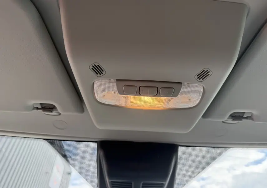Plafonnier intérieur allumé vu de dessous dans un Ford Transit Fourgon blanc, année 2024.
