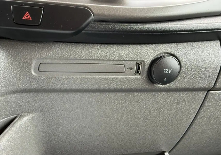 Détail de la console centrale du Ford Transit Fourgon 2024, montrant la prise USB et la prise 12V noire.