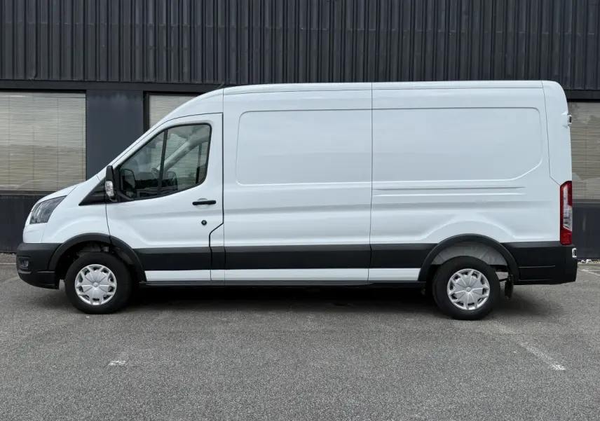 Vue de profil côté gauche d’un fourgon Ford Transit blanc avec bande noire et jantes acier.