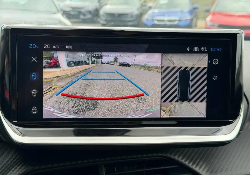 Écran tactile intérieur de Peugeot 208 noir Perla Nera montrant la caméra de recul et l'aide au stationnement.