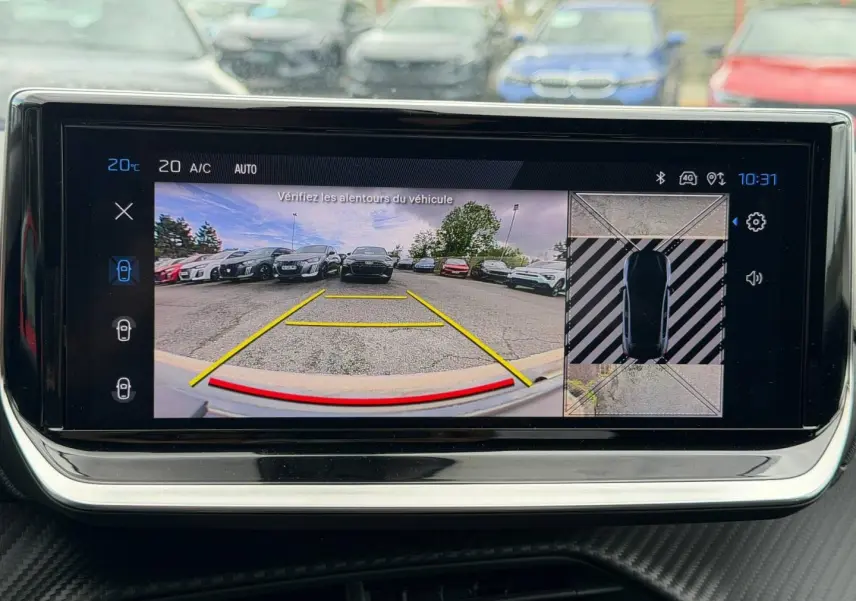 Écran tactile intérieur montrant la caméra de recul et l’aide au stationnement de la Peugeot 208 noire.