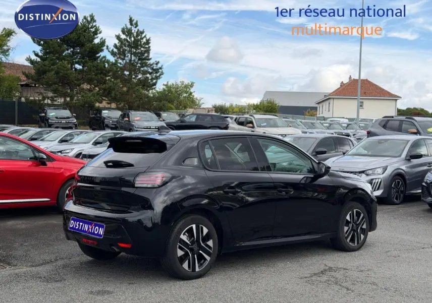 Peugeot 208 noir Perla Nera vue 3/4 arrière droit sur parking avec jantes alu et vitres teintées.