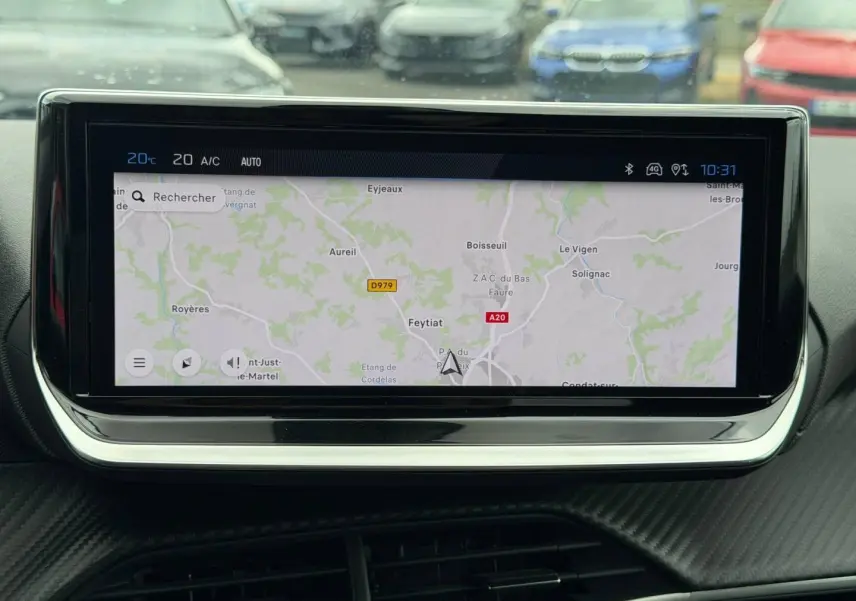 Écran tactile central affichant la navigation GPS, intérieur Peugeot 208 noir Perla Nera, vue frontale rapprochée.