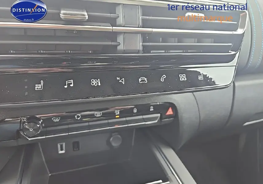 Détail de la console centrale du Citroën C5 Aircross 2025 bleu eclipse, avec commandes tactiles et aérateurs noirs.