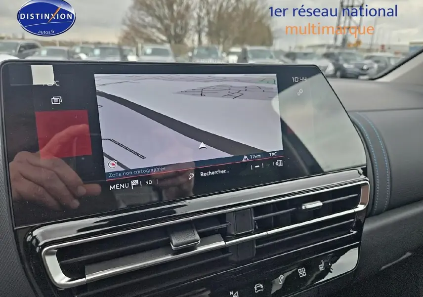 Écran tactile 10 pouces avec navigation 3D dans l'habitacle du Citroën C5 Aircross 2025, finition bleu eclipse.