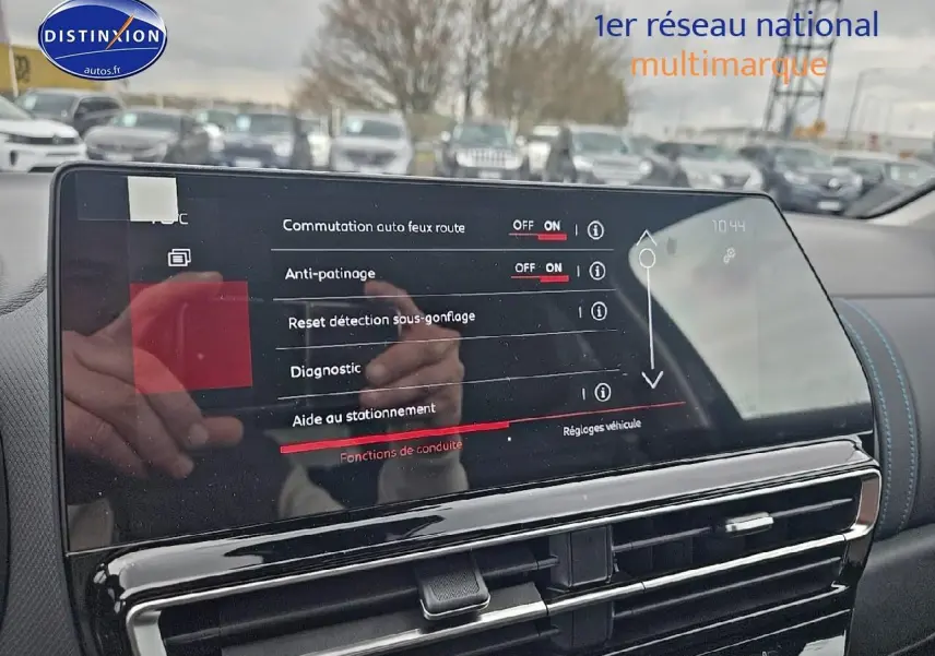 Écran tactile central affichant les réglages d’aide à la conduite dans le tableau de bord d’une Citroën C5 Aircross 2025.