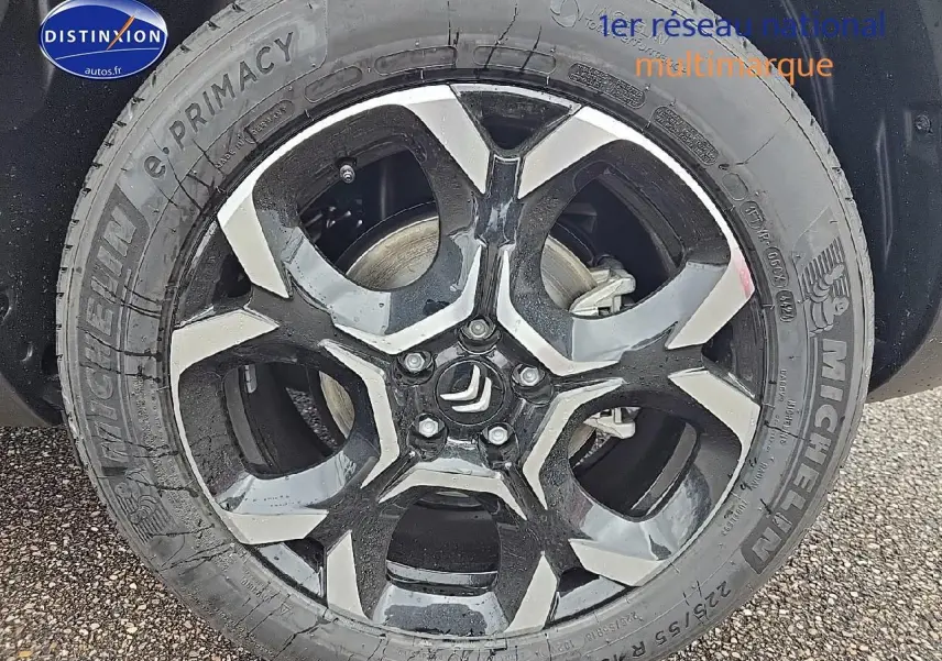 Vue de profil côté gauche d'un Citroën C5 Aircross bleu eclipse avec jantes alu 18 pouces et barres de toit noires.