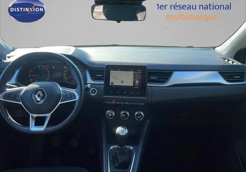 Vue intérieure du tableau de bord du Renault Captur TCE 100CH Corporate Edition 2020 avec volant multifonction et écran tactile central.