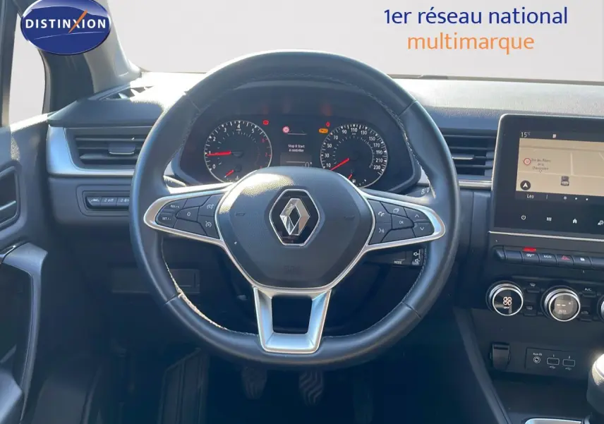 Vue intérieure centrée sur le volant Renault Captur TCE 100CH Corporate Edition avec tableau de bord et écran tactile.