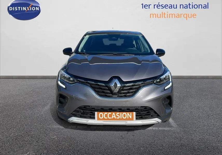 Vue frontale d'un Renault Captur TCE 100CH Corporate Edition gris cassiopée métal avec feux LED allumés.