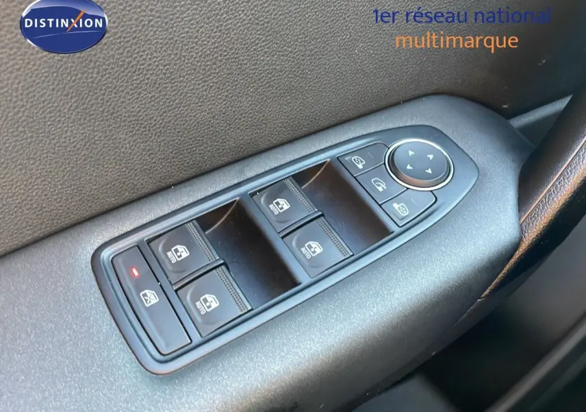 Gros plan sur les commandes des vitres électriques côté conducteur du Renault Captur gris Cassiopée 2020.